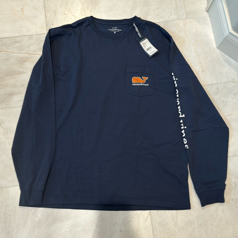 Men’s Vineyard Vines NWT navy basketball T